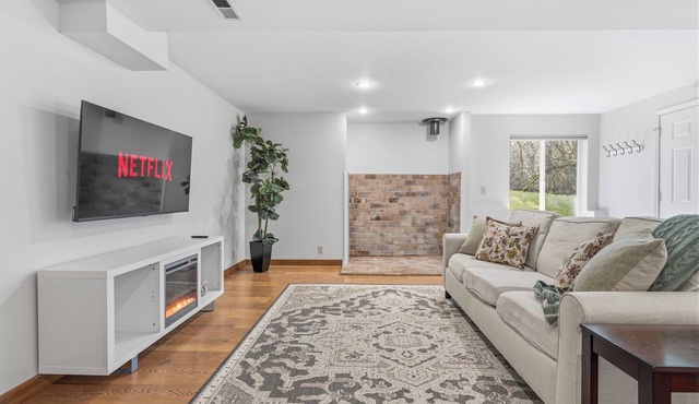 Spacious 2BR Retreat Fireplace Private Entry Pets Welcome