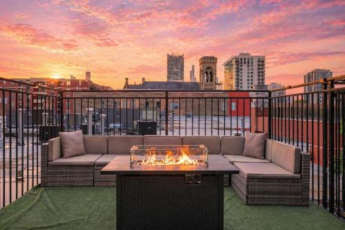 Spacious 2BR South Loop Suite with Skyline View, Optional Parking and Gym Access Close to McCormick Place, Grant Park, Museum Campus & CTA Lines