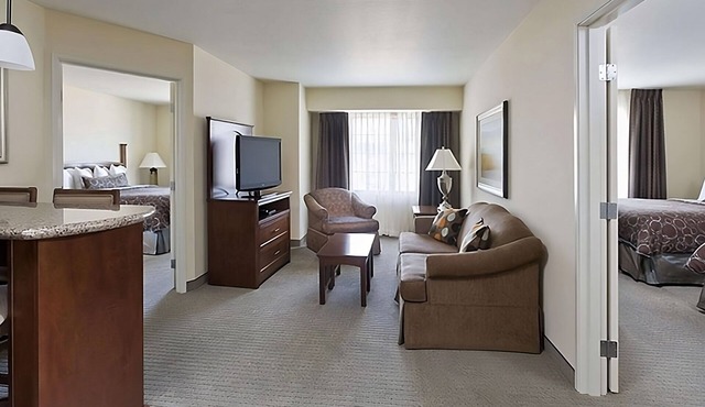 Spacious 2BR Suite with Full Kitchen! A 13-minute drive away from Pearl District