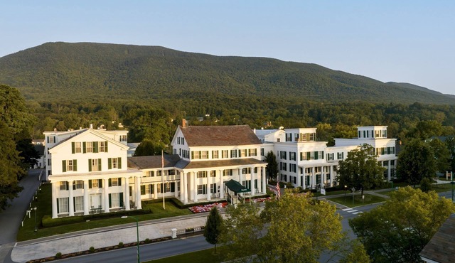 Spacious 2BR Suite with Fireplace & Kitchen