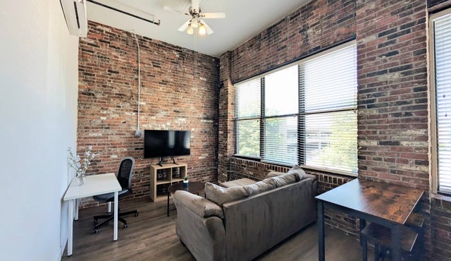 Spacious 2BR w/King Bed & Parking – Near BJC&SLU