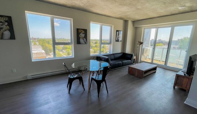 Spacious 2BR with Skyline Views, Near Place Vertu