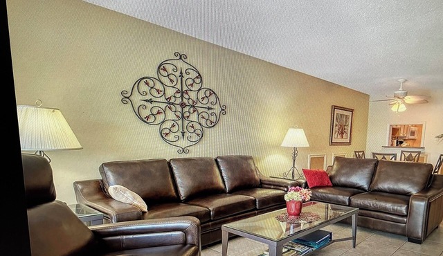 Spacious 2nd floor 2-bedroom condo in beautiful Palm Aire CC, Sarasota, FL