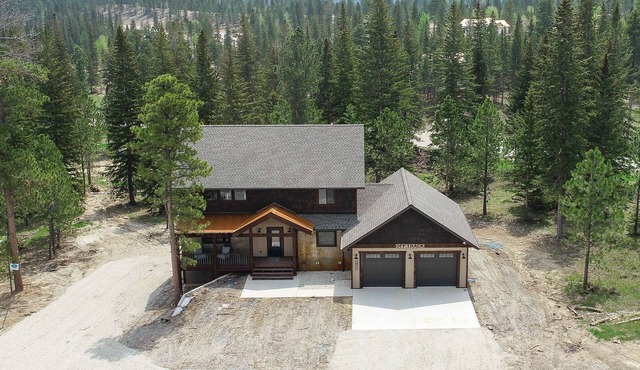 Spacious 3,000 Sq. Ft. Lodge W/Hot Tub, Walking Distance to Clubhouse Pool!