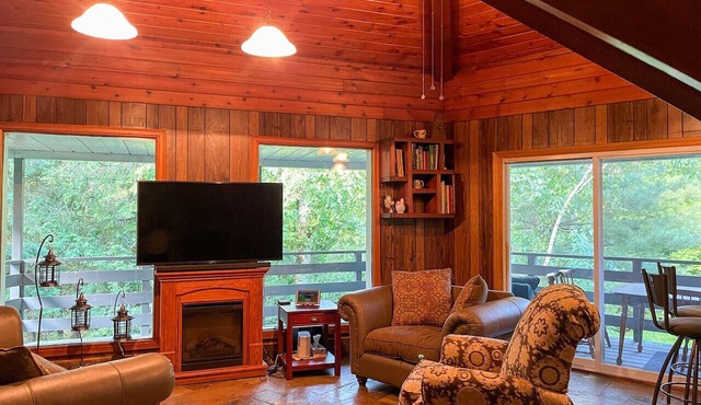 Spacious 3+1 BR, 2 Bath Cottage with Fire Pit and Pool Table