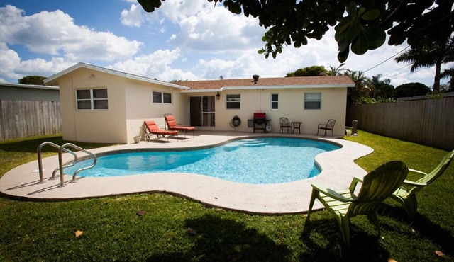 Spacious 3/2 Private Home w/Heated Pool located 1 block from Dreher Park