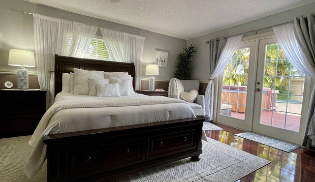 Spacious 3/3 Apt w/Hot Tub/75in TV/Mac Computer