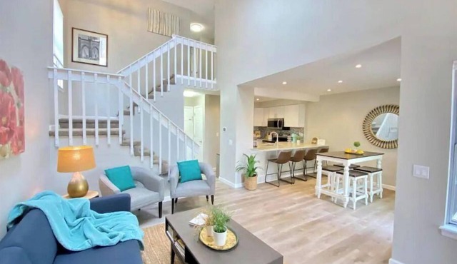 Spacious 3 🛏 3 🛁+ office + pool + garage + TVs in all bedrooms