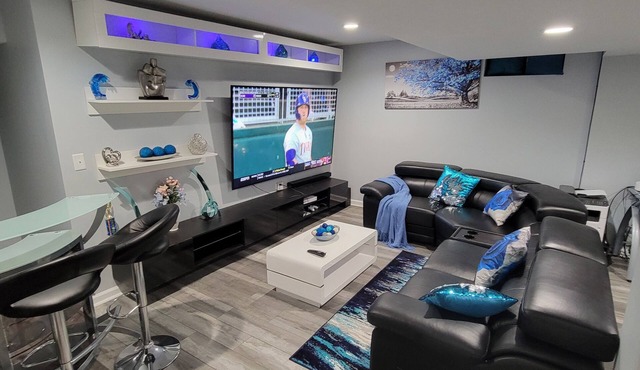 Spacious 3.4 SQF 5-bedroom house, 12 Min to Arrowhead Stadium. Sleeps 11