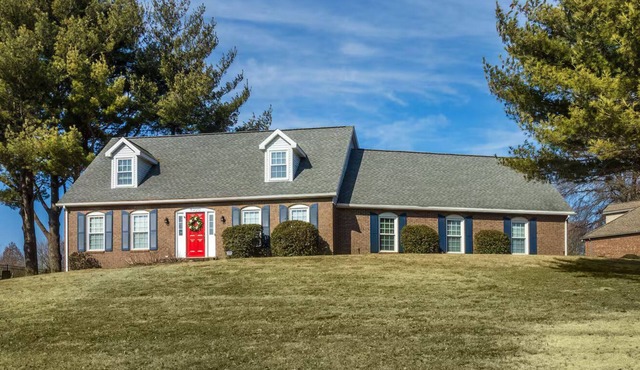 Spacious 3,400 Sq Ft Family Retreat - Sleeps 11 - Game Room + Lake View