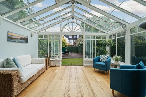 Spacious 3-Bedroom Family Home in Kingston with Garden, Smart TVs & Fast WiFi - Ideal for Longer Stays