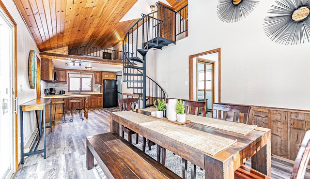 Spacious 3 Bd, 1.5 Bath family friendly cottage 35 minutes from Lambeau Field!