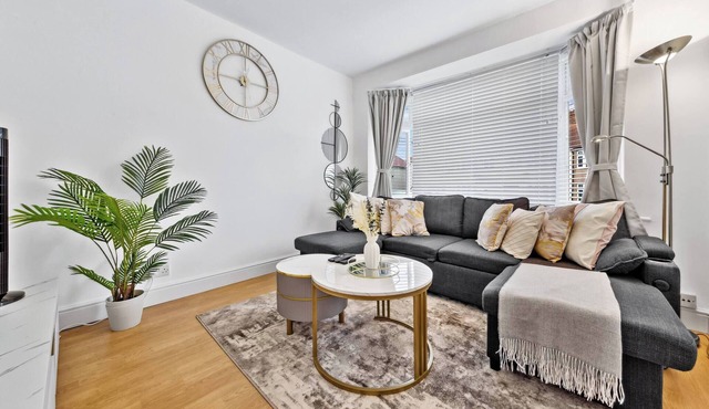 Spacious 3 bd Garden M25, Free Parking,Bluewater