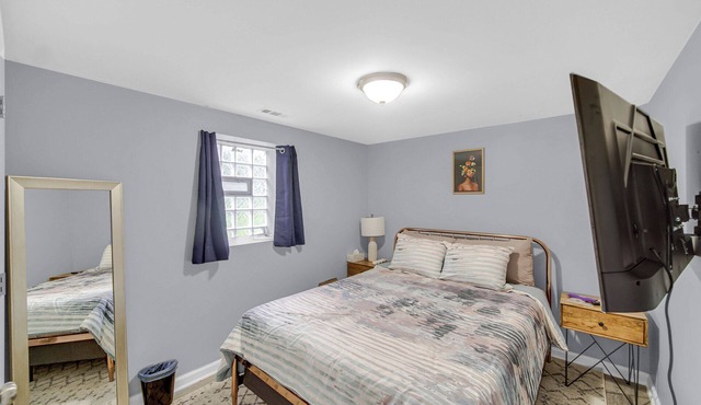 Spacious 3 BDR/1 Bath - 1 mi from UChicago - Perfect for Traveling Professionals