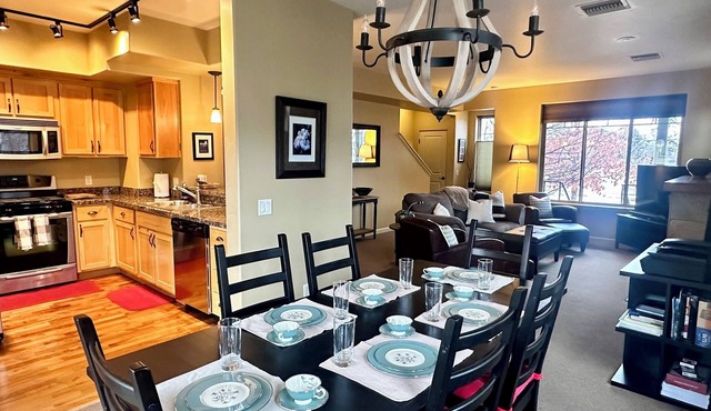 Spacious 3 BDR Pet Friendly, Hottub, Pool