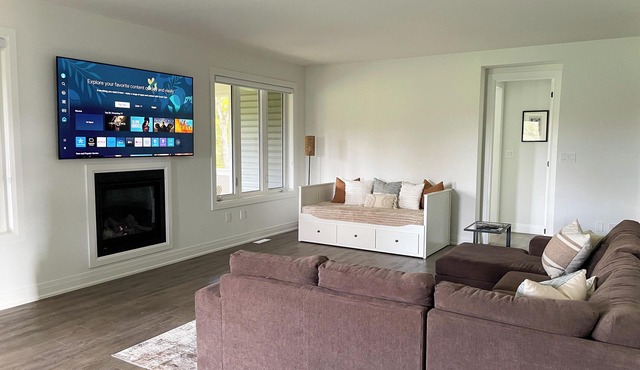 Spacious 3 Bdrm Retreat | Muskoka Room & Fireplace