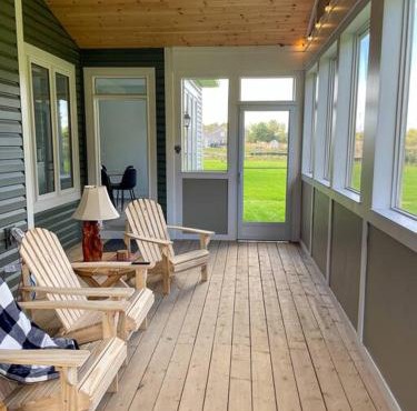 Spacious 3 Bdrm Retreat, Muskoka Room & Fireplace