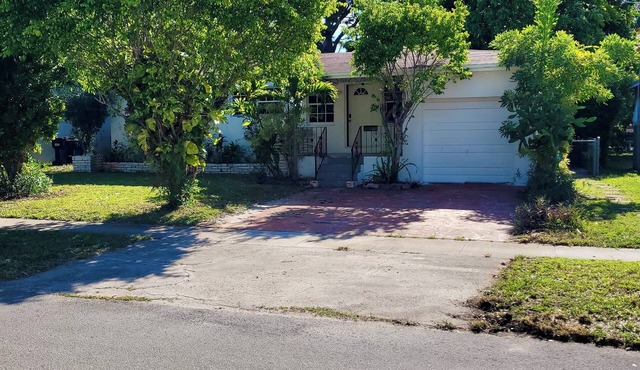 Spacious 3 Bedroom House With Backyard