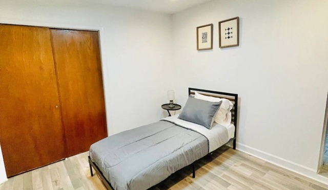 Spacious 3 Bed 1 Bath Apartment in West Rogers park