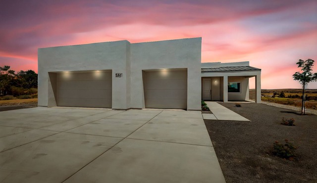 Spacious 3 Bed/2 Bath with open floor plan. Garage included. Small Dogs OK
