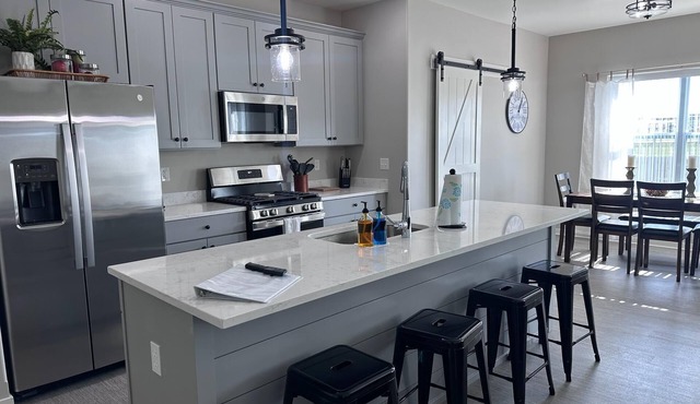Spacious 3 bed 2 bath with King Master in Sycamore