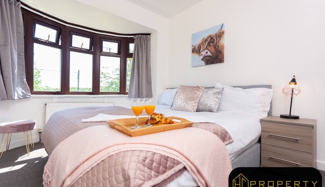 Spacious 3 bed, 2 min drive from amazon and A1