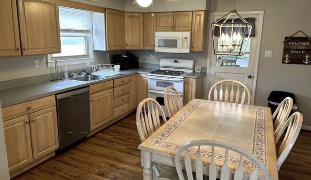 Spacious 3 bed/2 bath corner lot. Just a short walk to beautiful Delaware bay