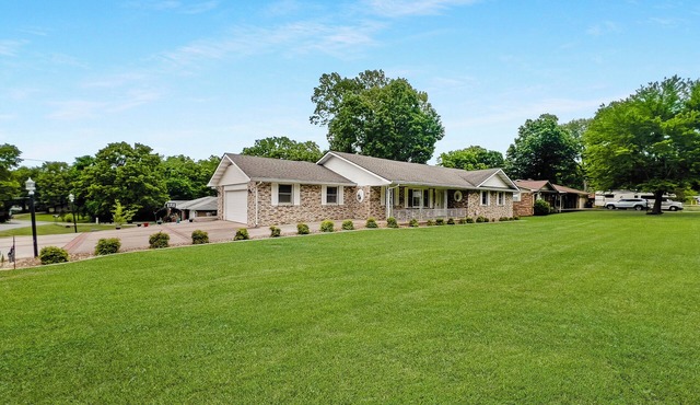 Spacious 3 bed, 2 bath home, 5 min to town square, close to Baxter Hospital