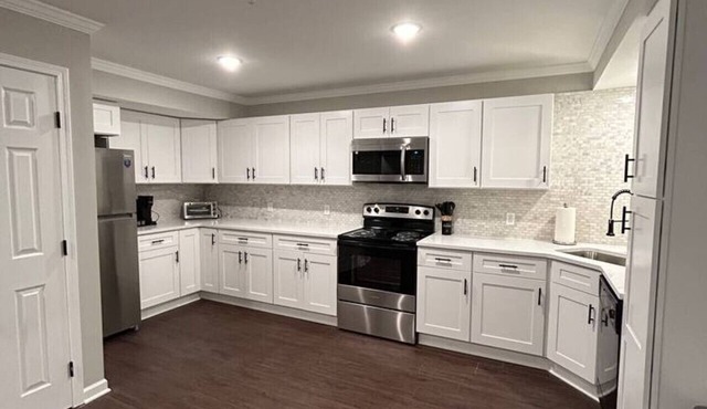 *Spacious 3 bed/3 bath apartment near airport/UB*