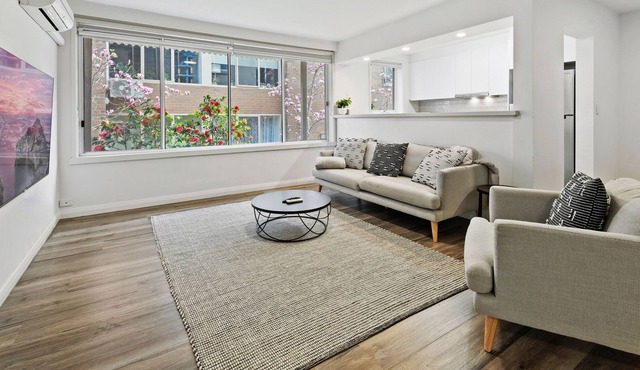 Spacious 3-Bed Apartment With Chic Decor