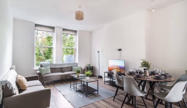 Spacious 3 Bed Apartment in Waterloo, Liverpool