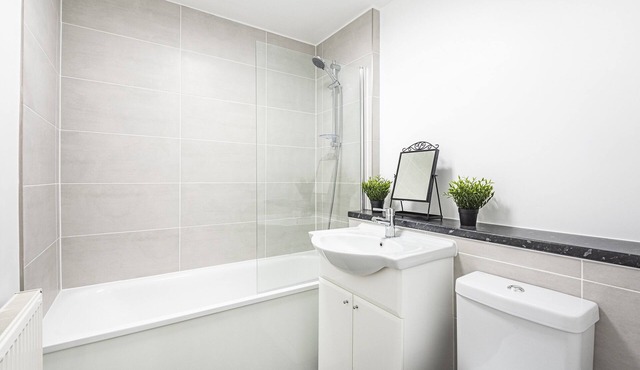 Spacious 3 Bed apartment near Victoria Park