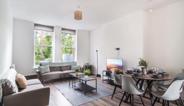 Spacious 3 Bed Apartment in Waterloo Liverpool