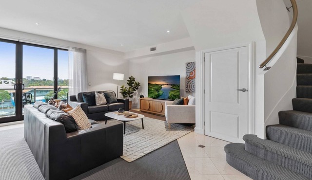 Spacious 3-Bed Apartment by the MCG