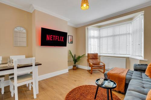 Spacious 3-bed boho escape with large garden & parking