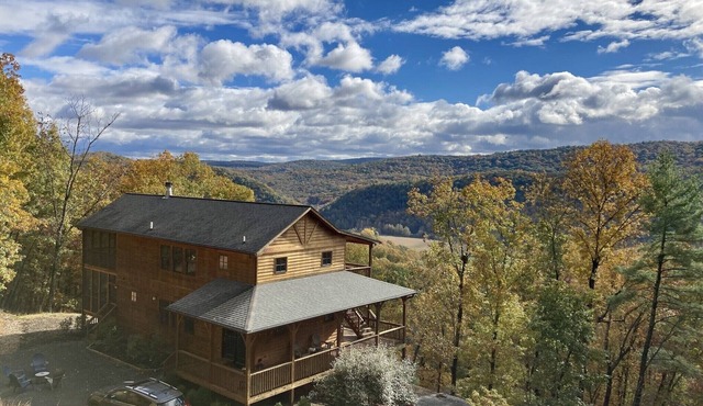 Spacious 3 bed cabin with gorgeous valley views!