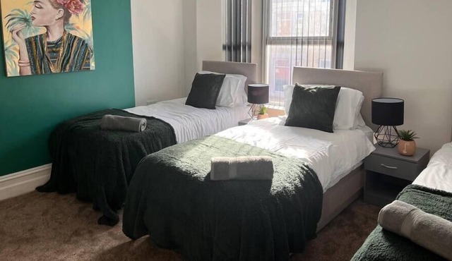 Spacious 3 Bed City Centre House for Large Groups and Contractors with Free Wifi