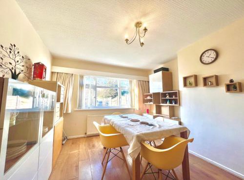 Spacious 3-Bed Family Retreat with Cosy Living and Garden! Free parking