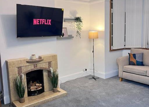 Spacious 3 Bed Flat - Beach Nearby - No Pets