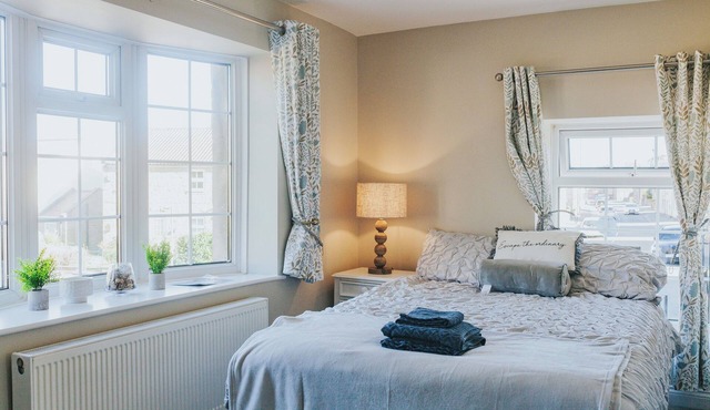 Spacious 3-Bed Flat | Sleeps 6 | Free Parking & Wi-Fi | Near Harrogate & Leeds