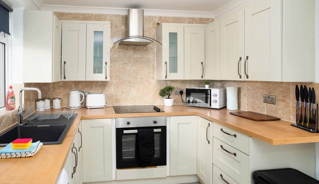 Spacious - 3 Bed - Free Parking