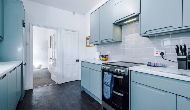 Spacious 3-Bed House in Stoke | Ideal for Business | Long-term discounts