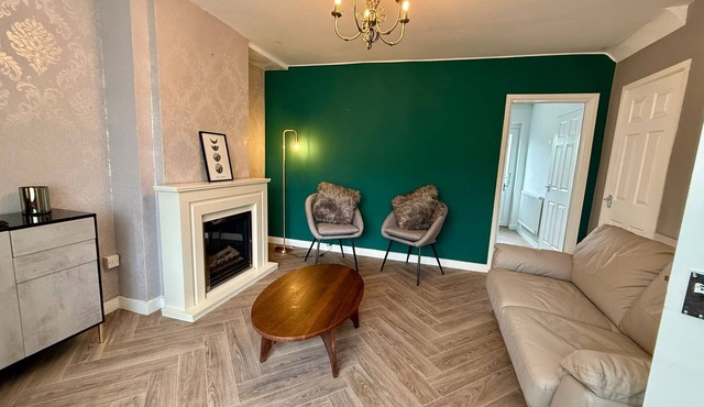 Spacious 3-Bed House with Parking, Wi-fi & Garde