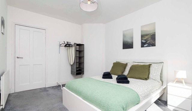 Spacious 3 BED House with Parking