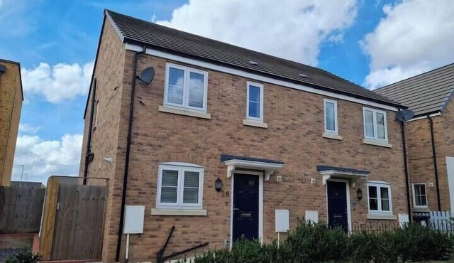 Spacious 3-Bed House - Sleeps 8, Garden & Parking