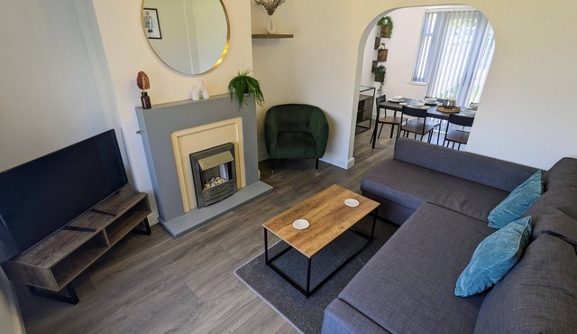 Spacious 3 Bed Home - Parking & WiFi - Contractors