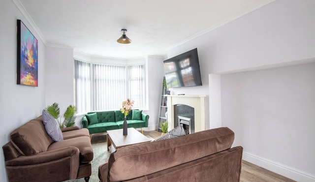 Spacious 3-Bed Home Near Coventry Hospital, Free Parking, Quiet Area