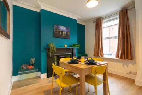 Spacious 3-Bed Home Near Nottingham City Centre - Pass the Keys