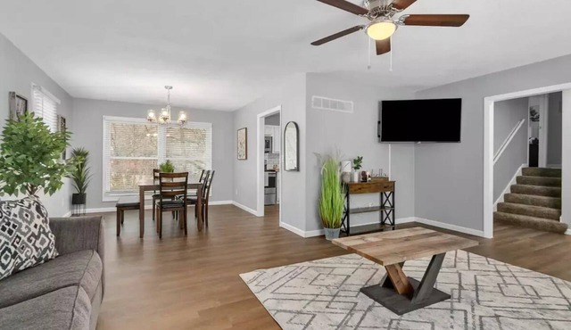 Spacious 3 Bed Home near Downtown & Airport (Family friendly!)