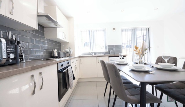 Spacious 3 Bed Home with Parking & Garden in Leigh